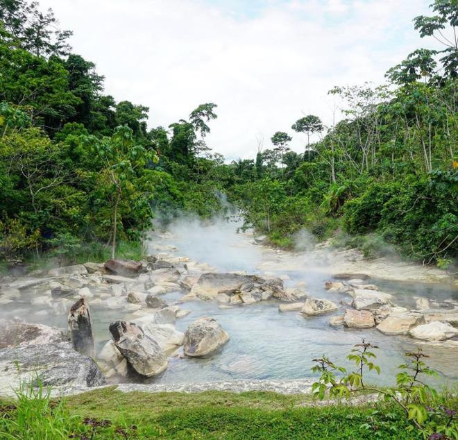 Một số dòng sông nóng khác trên thế giới tồn tại liên quan đến núi lửa đang hoạt động. Tuy nhiên, sông Shanay-timpishka có độ nóng đạt gần nhiệt độ sôi là trường hợp đặc biệt khi nằm cách xa núi lửa gần nhất đến 600km. Nhiều nhà khoa học đưa ra giả thuyết, nguồn năng lượng địa nhiệt từ nước nóng ở các vùng đứt gãy trên Trái Đất đã tràn vào dòng sông, khiến nó có nhiệt độ tối đa. (Ảnh: Querdurchperu.de)