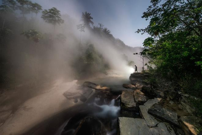 Tuy nhiên người dân địa phương lại tin rằng nguồn nước nóng được phun ra từ thần rắn khổng lồ Yacumama - mẹ Nước, người được tượng trưng bởi tảng đá hình đầu rắn nằm trên thượng nguồn con sông. (Ảnh: Atlas Obscura)