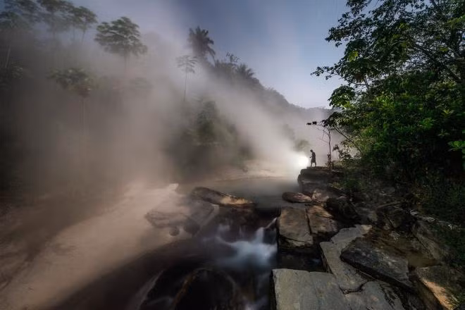 Tuy nhiên người dân địa phương lại tin rằng nguồn nước nóng được phun ra từ thần rắn khổng lồ Yacumama - mẹ Nước, người được tượng trưng bởi tảng đá hình đầu rắn nằm trên thượng nguồn con sông. (Ảnh: Atlas Obscura)