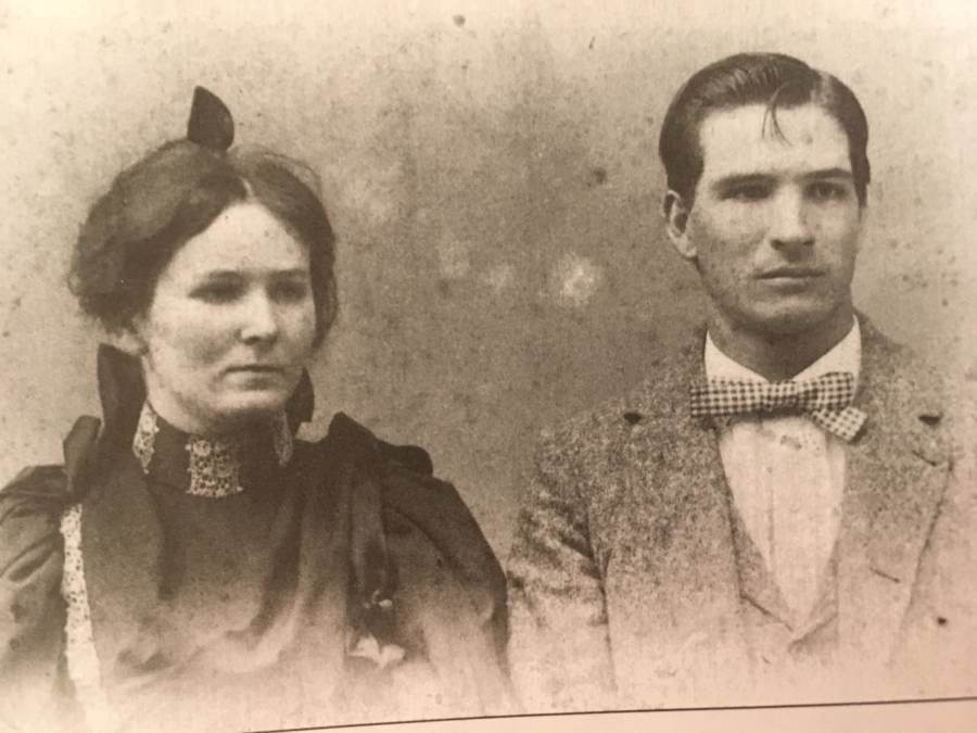 Bà Heaster nằm mơ thấy "linh hồn" con gái về báo mộng vào mùa đông năm 1897. Trong suốt 4 đêm liền, Zona (trái ảnh) xuất hiện trong giấc mơ của mẹ.