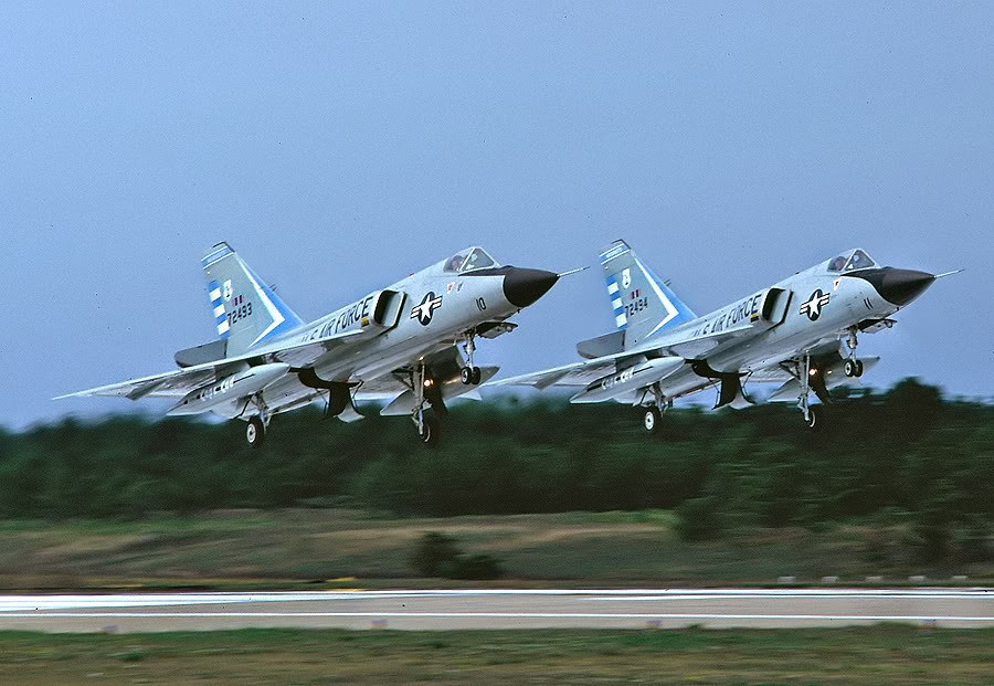 Cụ thể, sáng ngày 2/2, 3 tiêm kích đánh chặn F-106 Delta Dart của Mỹ cất cánh từ căn cứ không quân Malmstrom gần Great Falls, Montana, Mỹ để thực hiện một nhiệm vụ huấn luyện.