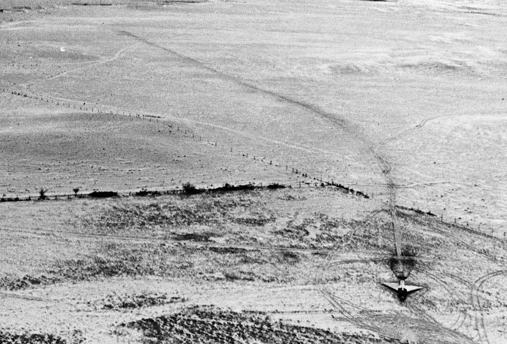 Điều thần kỳ xảy ra là chiếc F-106 tiếp đất an toàn mà không bị vỡ thành nhiều mảnh dù không có bất cứ phi công nào trong buồng lái.