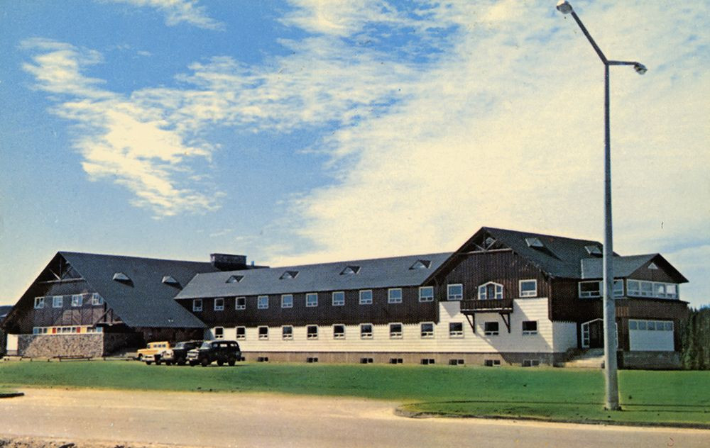 Với sự phát triển của việc khai thác mỏ, số lượng người đổ về thị trấn Gagnon ngày càng tăng. Do đó, các cơ sở hạ tầng như bệnh viện, sân bay, nhà thờ, trường tiểu học, trung học và các doanh nghiệp khác được xây dựng khắp thị trấn. Vào thời kỳ hưng thịnh nhất, Gagnon là nơi sinh sống và làm việc của khoảng 4.000 thợ mỏ và gia đình.