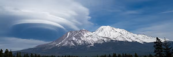 Không những vậy, một số người báo cáo nhìn thấy những đám mây có hình thù giống đĩa bay (UFO) của người ngoài hành tinh trên núi Shasta.