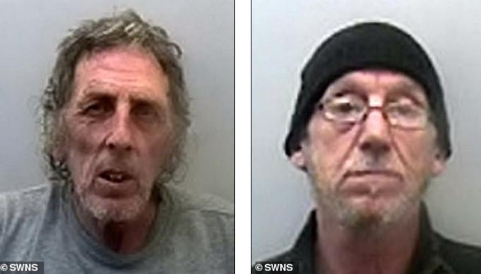 Theo đó, cảnh sát Anh bắt giữ và truy tố 4 người gồm: Frank Walling, 72 tuổi; Jon Ransom (trái ảnh), 63 tuổi; Keith Royston Plummer (phải ảnh), 62 tuổi và Glen Martin Bennett, 55 tuổi. Tất cả bị cáo đều đến từ Anh, bị buộc tội buôn người và hỗ trợ nhập cư bất hợp pháp. &gt;&gt;&gt; Mời độc giả xem video: Thủ phạm bắt cóc bé 2 tuổi ở Bắc Ninh khai muốn bắt bé về nuôi. Nguồn: VTC Now