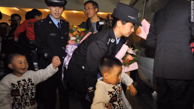 Một trong 2 băng nhóm do Cai Lianchao làm thủ lĩnh. Nhóm của Cai Lianchao được cho là bán 26 trẻ em qua tỉnh Hà Nam. Chen Xiumei cầm đầu đường dây buôn bán trẻ em còn lại.