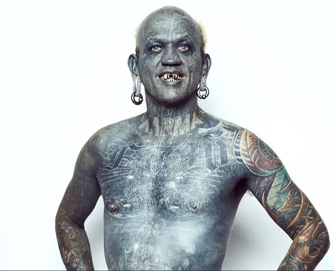 Lucky Diamond Rich đến từ Australia giữ kỷ lục người đàn ông xăm nhiều nhất thế giới. Người này dành hơn 1.000 giờ để xăm khắp cơ thể.