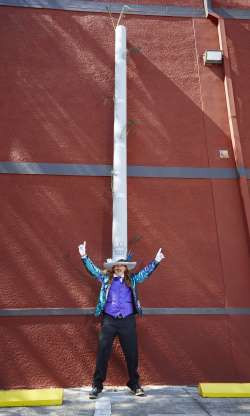 Odilon Ozare đến từ Florida, Mỹ sở hữu chiếc mũ dài nhất thế giới. Chiếc mũ này gây ấn tượng với chiều dài 4,8m.