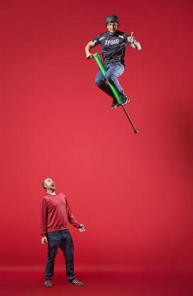 Dmitry Arsenyev sống ở Nga đạt kỷ lục người nhảy cao nhất bằng gậy Pogo với thành tích là 3,4m.