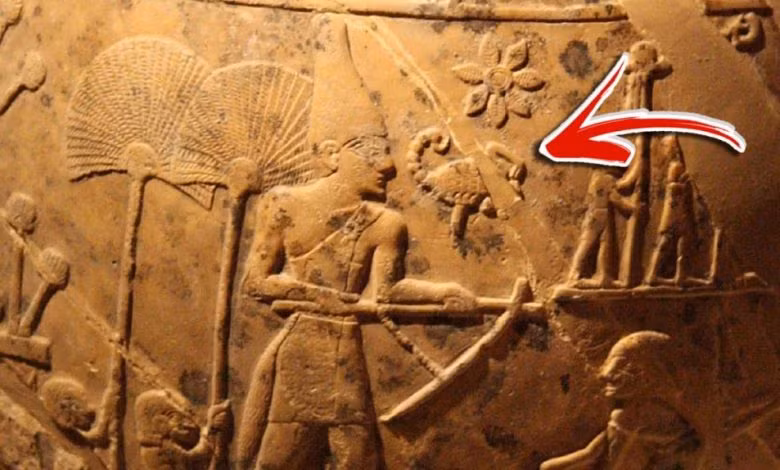 Trước khi trở thành một vương quốc thống nhất, vào khoảng năm 3400 trước Công nguyên, Ai Cập cổ đại được chia làm Thượng Ai Cập và Hạ Ai Cập. 2 vương quốc này có 2 vị vua riêng.