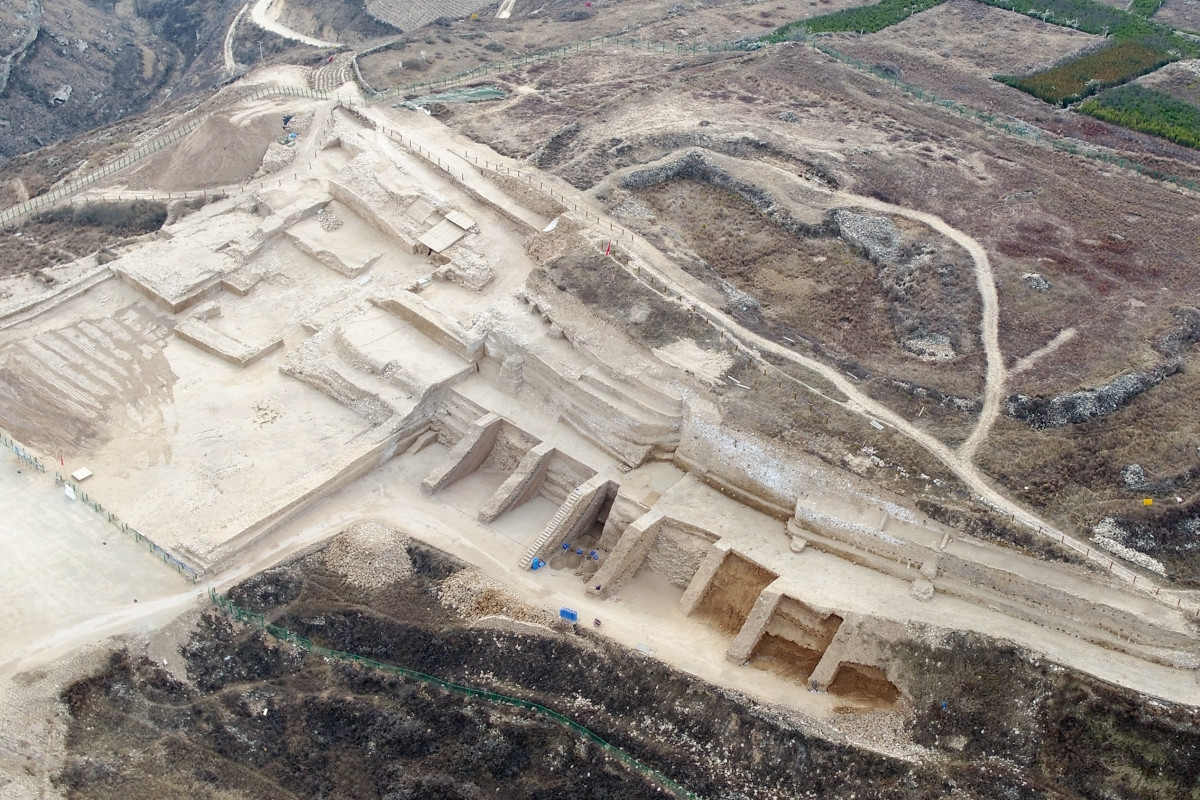 Đa số hộp sọ thuộc về phụ nữ và trẻ em. Các chuyên gia chỉ tìm thấy hộp sọ mà không phát hiện bất cứ phần xương nào khác.