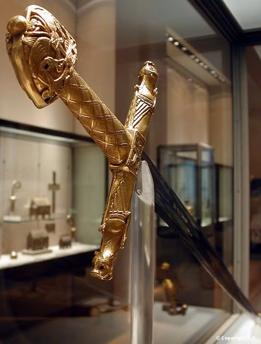 Một bảo kiếm vang danh sử sách khác là có tên Joyeuse. Đây là vũ khí huyền thoại của hoàng đế La Mã Charlemagne. Vũ khí này được cho là mang sức mạnh siêu nhiên.