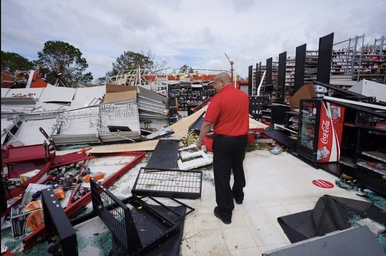 Sieu bao Laura tan cong My, thoi tung ca may bay-Hinh-2