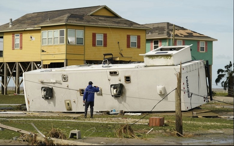 Sieu bao Laura tan cong My, thoi tung ca may bay-Hinh-6