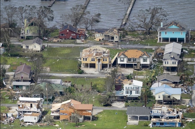 Sieu bao Laura tan cong My, thoi tung ca may bay-Hinh-5