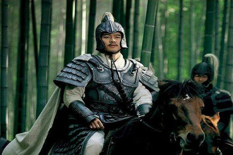 Ông từng làm việc dưới trướng Viên Thiệu nhưng không được người này xem trọng. Vì vậy, Tôn Sách quyết rời khỏi Viên Thiệu để xây dựng sự nghiệp riêng bằng cách xin binh lực đi đánh Giang Đông.