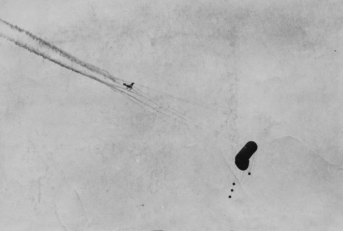 Một khinh khí cầu của Đức bị bắn hạ trong một cuộc chiến hồi Thế chiến I.