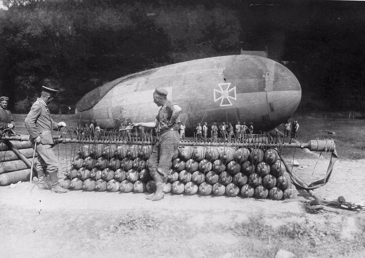 Lính Đức chuẩn bị vũ khí trang bị cho các máy bay chiến đấu.