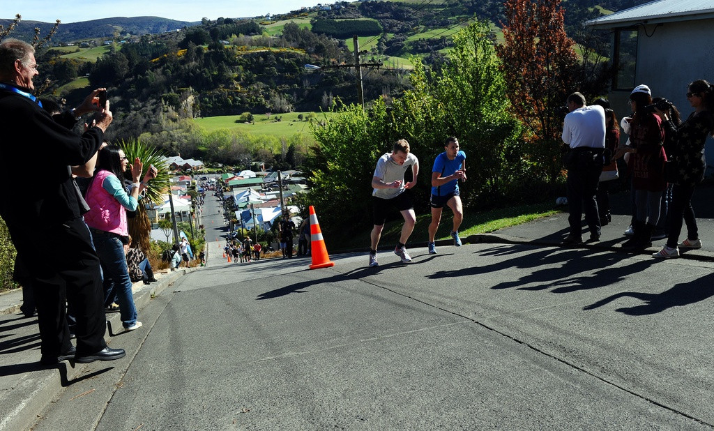 Người dân sống ở đường Baldwin cảm thấy tự hào về kỷ lục đặc biệt của con phố này. Kể từ giữa những năm 1990, cuộc chạy đua từ dưới chân con đường dốc lên trên đỉnh và ngược lại được tổ chức hàng năm thu hút khoảng 1.000 người tham gia.