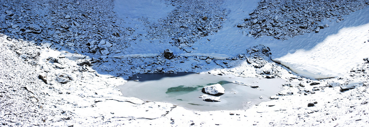 Sau mỗi lần nghiên cứu, các chuyên gia đưa những bộ hài cốt trở về vị trí cũ để chúng tiếp tục là nhân chứng lịch sử. Do vậy, hàng năm, hàng ngàn du khách từ nhiều nơi trên thế giới đến hồ Roopkund để cầu nguyện cho những người xấu số thiệt mạng tại nơi đây.