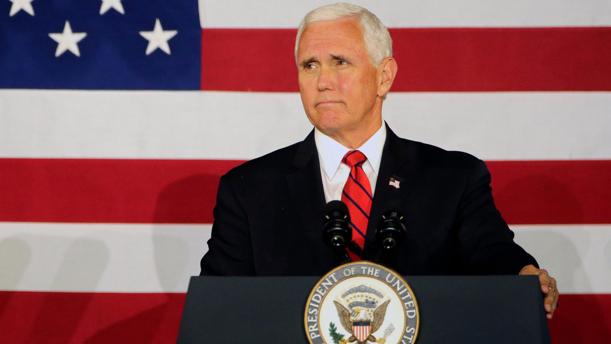 Ông Pence đảm nhiệm vị trí Thống đốc Indiana từ tháng 1/2013 sau 12 năm làm hạ nghị sĩ. Không những vậy, ông từng là thủ lĩnh phe Cộng hòa tại Hạ viện, vị trí quan trọng thứ 3 của đảng này trong những năm 2009 - 2011.