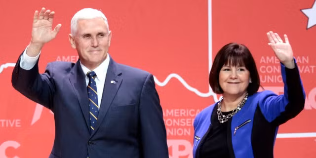 Đến năm 1985, ông kết hôn với Karen Pence và có 3 người con (một người làm nghệ thuật, hai người còn lại là nhân viên văn phòng và nhà báo).