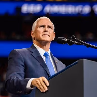 Vào năm 2016, tỷ phú Donald Trump chọn ông Pence làm ứng viên liên danh tranh cử trong cuộc đua vào Nhà Trắng. Trong cuộc bầu cử năm đó, ông Pence chứng tỏ vai trò quan trọng của mình khi đứng ra bảo vệ và tán dương ông Trump như “một người đàn ông vĩ đại”.