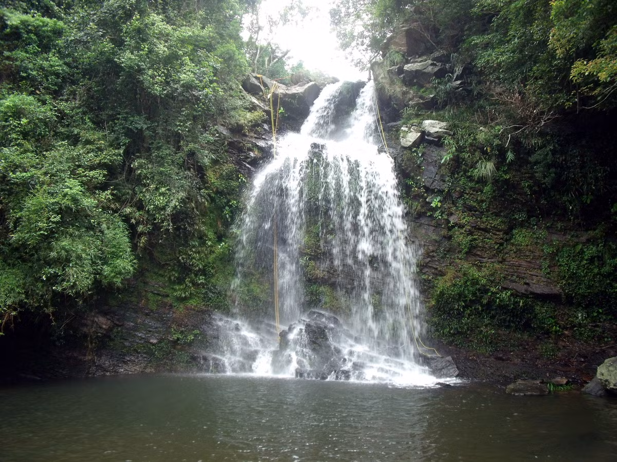 Thế nhưng, đằng sau vẻ đẹp rất đỗi bình yên này là giai thoại khủng khiếp về bi kịch của một cô dâu gặp phải tại Bride's Pool.