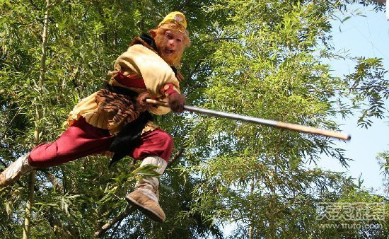 Điện Diêm La là nơi Diêm Vương để sổ sinh - tử. Khi nhìn thấy cuốn sổ này, Mỹ Hầu Vương dùng bản lĩnh và phép thuật cao cường xóa tên mình khỏi sổ sinh - tử.