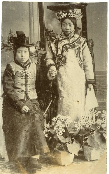 Họ không thể hiểu vì sao chiếc máy ảnh nhỏ như vậy có thể mang diện mạo, hình dáng của con người vào trong một tấm hình nhỏ bé.