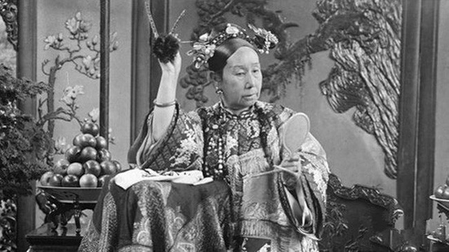 Không chỉ người dân bình thường, các quan chức, thậm chí là thành viên hoàng gia thích thú với việc chụp ảnh. Trong số này có Từ Hy Thái Hậu.