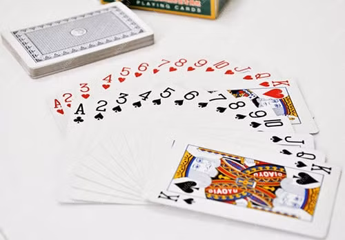 Được sử dụng để bói toán, ảo thuật hay chơi giải trí, bộ bài Tây gồm 54 lá. Trong số này, 52 lá bài gồm: A, 2, 3, 4, 5, 6, 7, 8, 9, 10, J, Q, K chia làm 4 chất Cơ, Rô, Chuồn (Tép) và Bích. Hai lá bài còn lại là Joker.