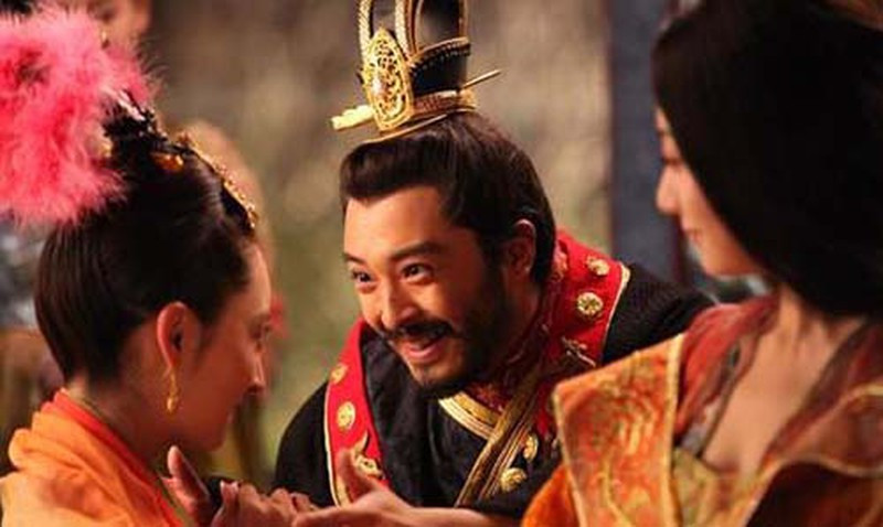 Theo các nhà nghiên cứu lịch sử, tập tục rùng rợn này có từ thời nhà Chu và kết thúc vào thời hoàng đế Khang Hy của nhà Thanh.