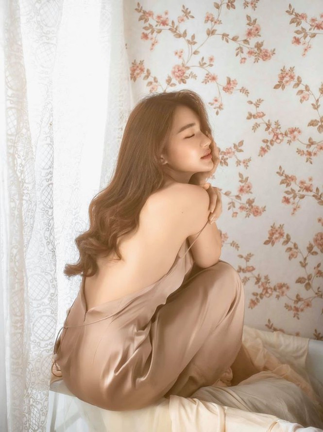 Tên tuổi của cô chính thức được nhiều người quan tâm, để ý khi dính tin đồn tình cảm với cầu thủ Phan Văn Đức vào năm 2018.