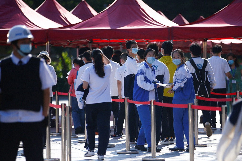 Trong số này có việc, toàn bộ nhân viên coi thi và thí sinh thi đại học được giám sát sức khỏe 14 ngày trước khi thi. Riêng thí sinh tại Bắc Kinh khi đến điểm thi phải có giấy xét nghiệm âm tính Covid-19.