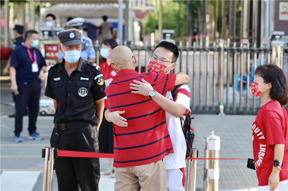 Trong khi đó, học sinh đến từ các khu vực có nguy cơ thấp đeo khẩu trang trước lúc bước vào điểm thi rồi sau đó có thể đeo hoặc không đeo khẩu trang trong lúc làm bài thi.