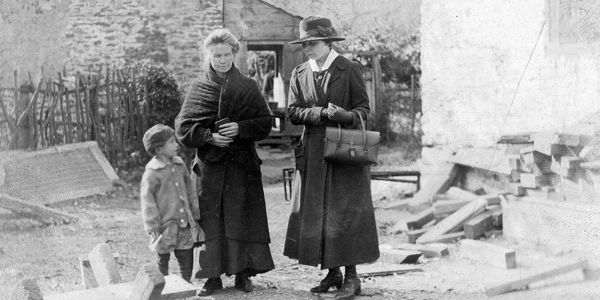 Các bác sĩ và chuyên gia giáo dục cho rằng các lớp học đông và thiếu không khí trong lành là một trong những nguyên nhân khiến bệnh lao lây lan nhanh.