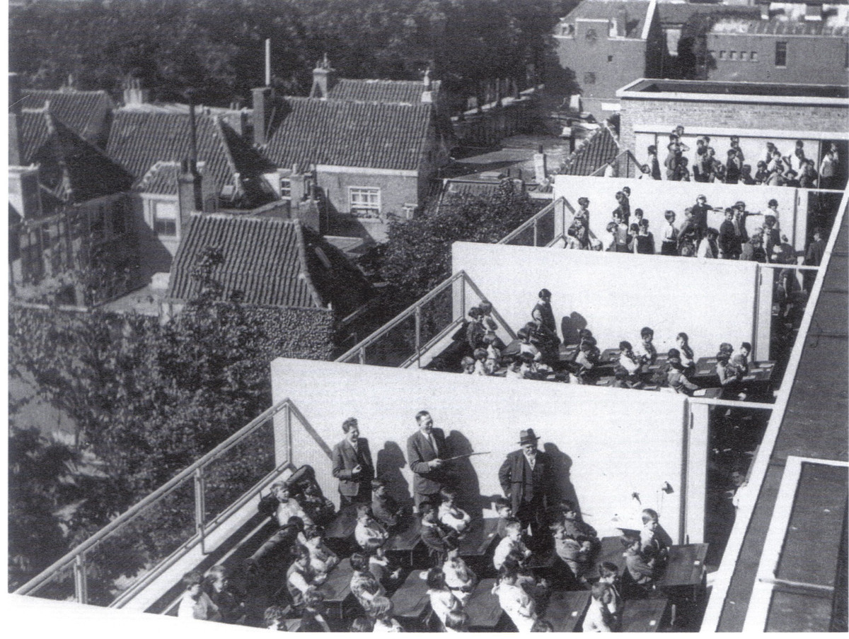 Khi trời mưa hoặc lạnh giá, học sinh chuyển vào học trong phòng học được làm từ gỗ. Sau một thời gian học tập theo phương pháp này, sức khỏe và sức đề kháng của các em tốt hơn. Mời độc giả xem video: Tỷ lệ chữa khỏi bệnh lao đạt 92% với người mới mắc. Nguồn: VTC14. 