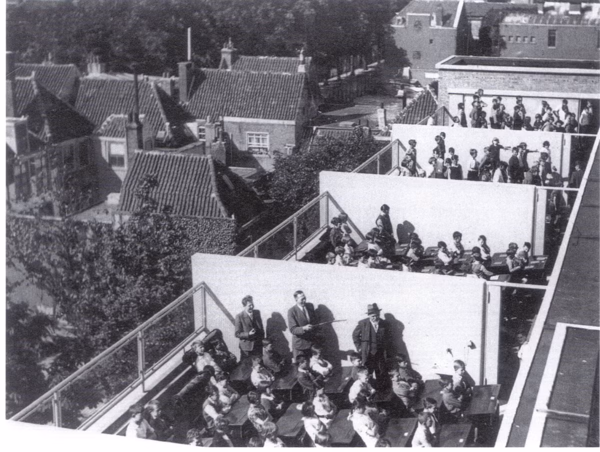 Khi trời mưa hoặc lạnh giá, học sinh chuyển vào học trong phòng học được làm từ gỗ. Sau một thời gian học tập theo phương pháp này, sức khỏe và sức đề kháng của các em tốt hơn. Mời độc giả xem video: Tỷ lệ chữa khỏi bệnh lao đạt 92% với người mới mắc. Nguồn: VTC14. 