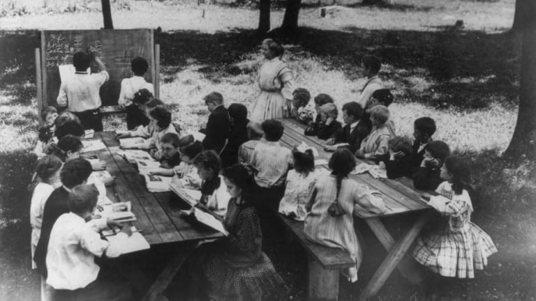 Tại đây, lớp học thường được xây dựng giữa rừng. Vào những ngày thời tiết thuận lợi, giáo viên cho học sinh học ở bên ngoài.