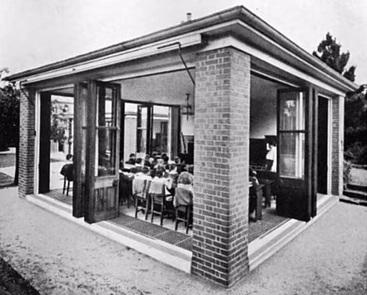 Đến năm 1918, khoảng 130 thành phố ở Mỹ có các lớp học ngoài trời. Các lớp học đặc biệt này thường nằm trong rừng, giữa các cánh đồng rộng lớn hay trên sân thượng các tòa nhà cao tầng. Nhờ vậy, sức khỏe của học sinh được cải thiện rõ rệt và không nhiễm bệnh.