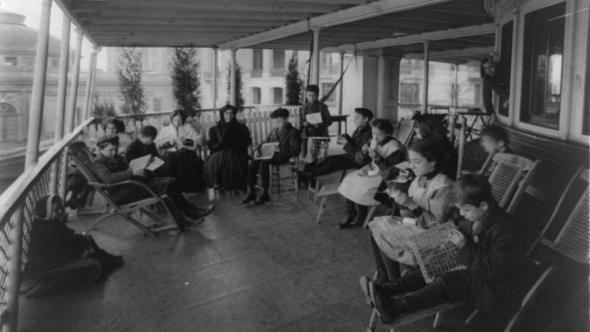 Vì vậy, giới chức quyết định tổ chức nhiều lớp học ngoài trời cho học sinh kể từ năm 1908. Theo đó, học sinh sẽ gần gũi hơn với thiên nhiên, tiếp xúc với không khí thoáng đãng và ánh sáng Mặt trời giúp làm giảm nguy cơ mắc bệnh lao.