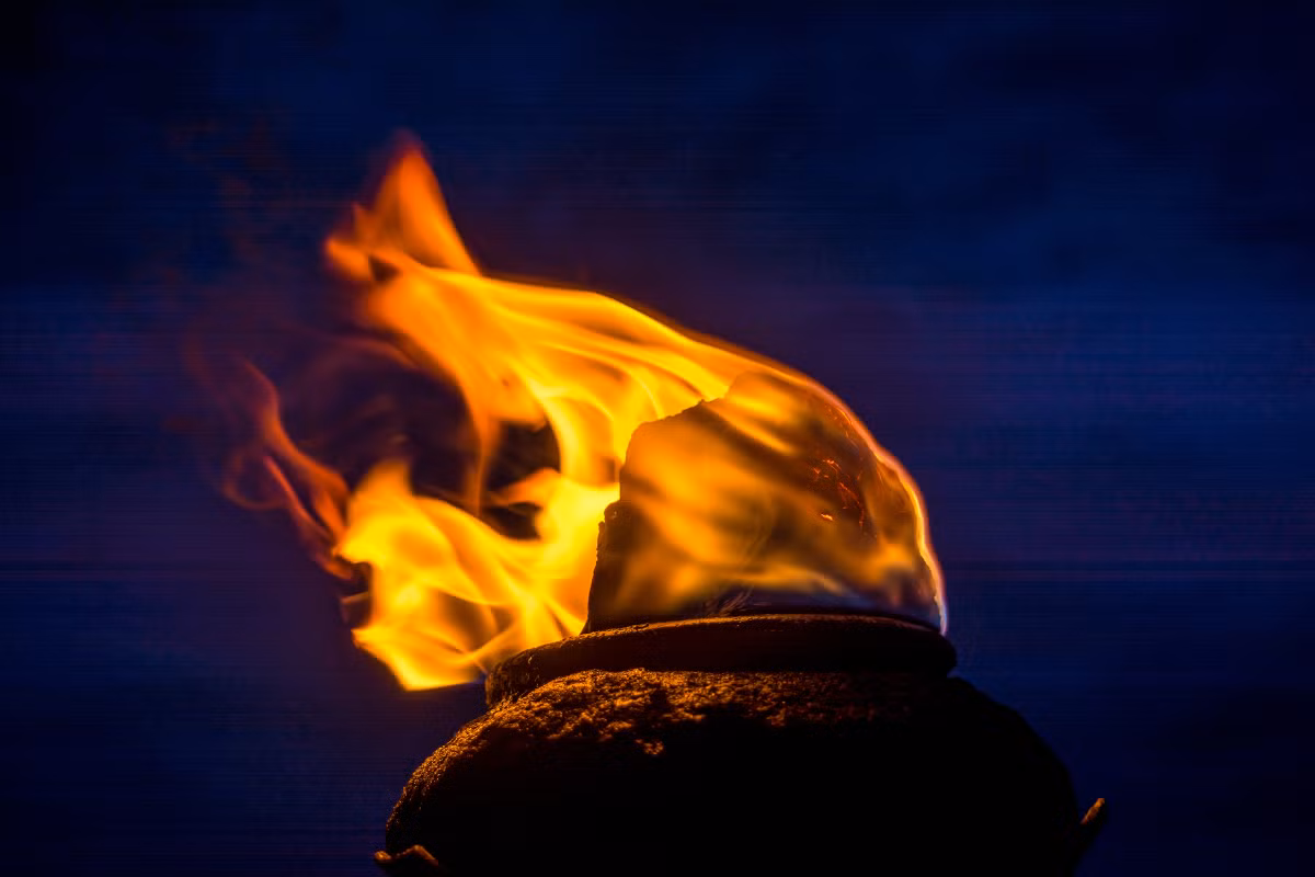 Tại hang động này, các chuyên gia phát hiện các lớp đá lửa có cách đây 350.000 năm là bằng chứng cho thấy con người sử dụng lửa từ thời điểm ấy.