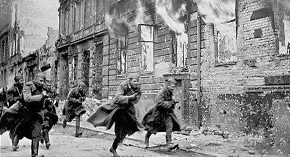 Sau một thời gian suy nghĩ và phân tích tình hình, nhà lãnh đạo Stalin của Liên Xô quyết định binh sĩ thuộc Phương diện quân Belorus số 1 sẽ đánh chiếm trung tâm thành phố Berlin. Trong khi binh lính thuộc Phương diện quân Ukraine số 1 thực hiện nhiệm vụ yểm trợ cho Phương diện quân Belorus số 1.