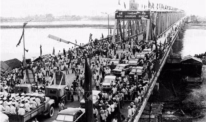 Được xây dựng từ 1983, hoàn thành vào năm 1986, cầu Chương Dương bắc qua sông Hồng nối quận Long Biên với trung tâm thủ đô Hà Nội. Cầu Chương Dương được xem là cây cầu lớn đầu tiên được thiết kế và thi công hoàn toàn bởi các kỹ sư người Việt Nam. Ảnh TTXVN.