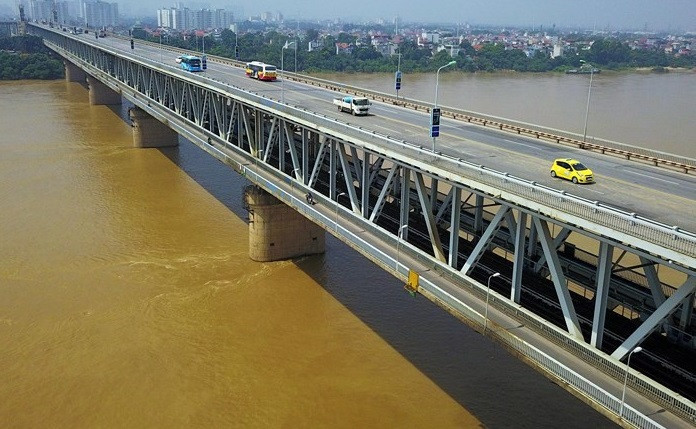 Cầu Thăng Long được xem là công trình tượng trưng cho tình hữu nghị Việt Nam - Liên Xô. Được xây dựng từ 1974 - 1985, cầu Thăng Long bắc qua sông Hồng với chiều dài 3.250m. Cầu gồm 2 tầng với 25 nhịp phần cầu chính và 46 nhịp đường dẫn của đường sắt và đường xe thô sơ. Ảnh: VOV.