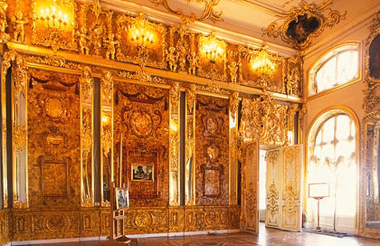 Theo một số tài liệu, chính quyền Hitler mang căn phòng Hổ phách đến lâu đài Königsberg (ngày nay là Kaliningrad), Đức.