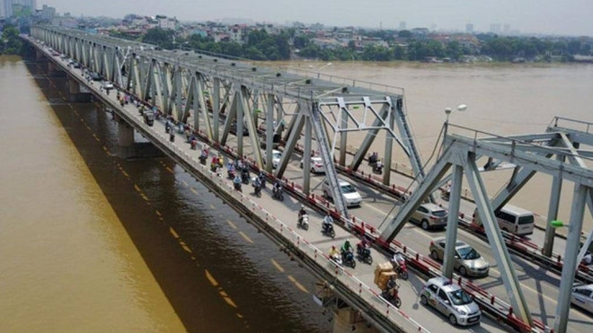 Cầu do Xí nghiệp Khảo sát thiết kế cầu lớn hầm thuộc Viện Thiết kế Bộ Giao - Thông Vận tải thiết kế. Thầu xây lắp là Liên hiệp các Xí nghiệp giao thông I, Liên hiệp các Xí nghiệp Xây dựng cầu Thăng Long. Chủ đầu tư là Bộ Giao thông - Vận tải.