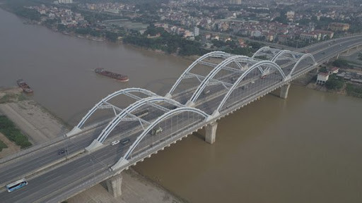 Được hoàn thành vào năm 2014, cầu Đông Trù là một cây cầu huyết mạch ở Thủ đô. Cây cầu có chiều dài 1,1 km bắc qua sông Đuống thuộc quận Long Biên và huyện Đông Anh. Mặt cắt của cầu rộng 55m với 8 làn xe.