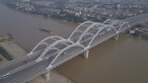 Được hoàn thành vào năm 2014, cầu Đông Trù là một cây cầu huyết mạch ở Thủ đô. Cây cầu có chiều dài 1,1 km bắc qua sông Đuống thuộc quận Long Biên và huyện Đông Anh. Mặt cắt của cầu rộng 55m với 8 làn xe.